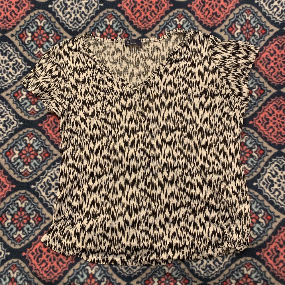 GAP v neck tee black and white patterned.